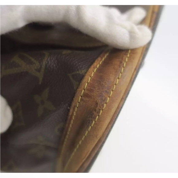 LOUIS VUITTON Bucket GM Monogram Bag - Picture 11 of 16